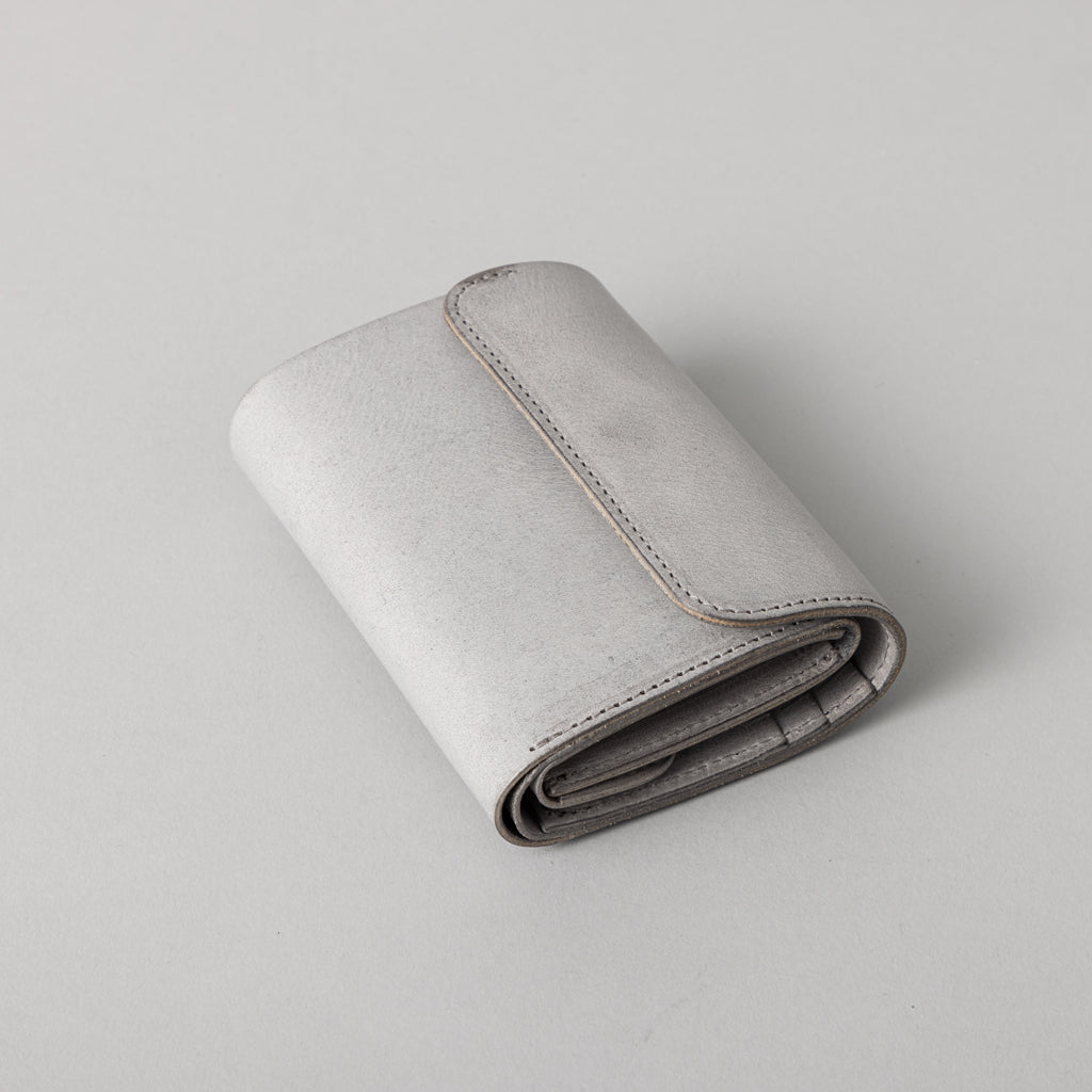 三つ折り財布 グレー レザー コンパクト レザー三つ折り財布 Mini wallet グレー – kuros.style