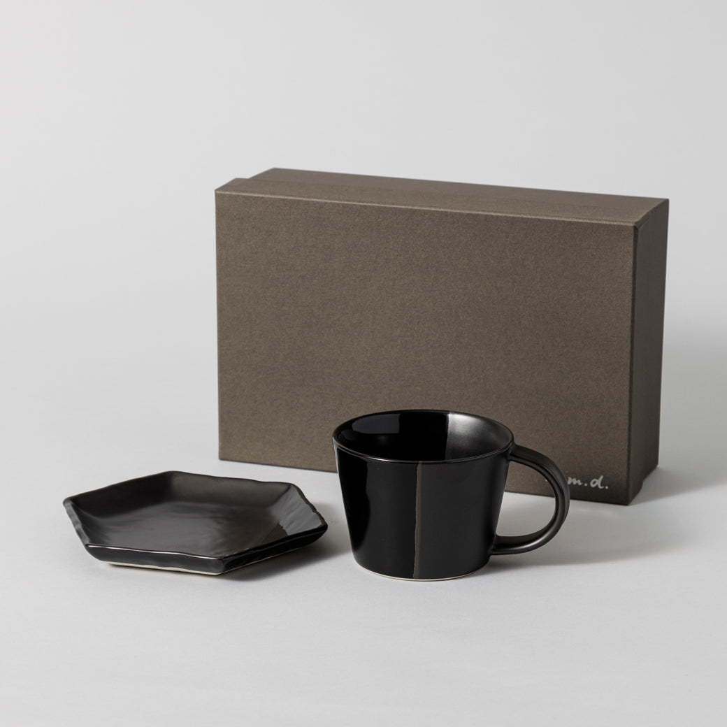 瀬戸焼 マグカップ1個 + 取皿1枚セット 黒 箱入り – kuros.style