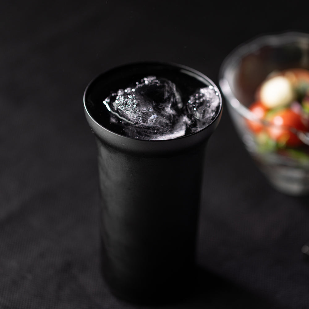 黒いワイヤーメッシュデザインのガラスボトルです。クールです 黒いワイヤーメッシュデザインのガラスボトルです。クールです Amazon