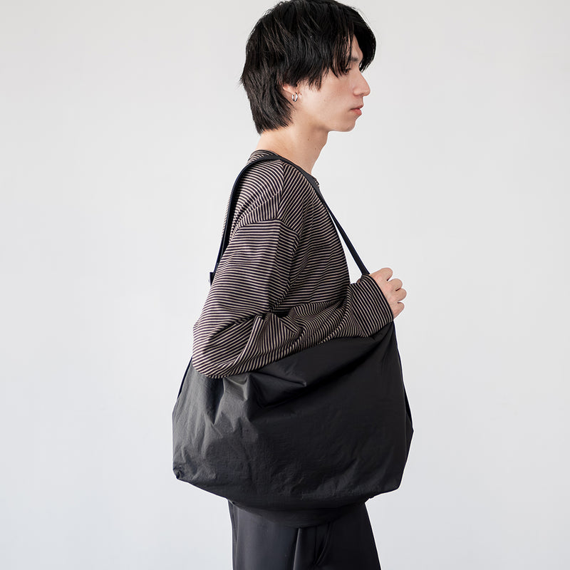 ふかふか塩縮ナイロン ビッグショルダーバッグ 黒 豊岡製 – kuros.style