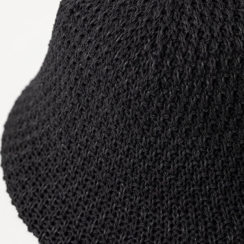 【IHNN/(イン)】ハンドニットストラップハット　黒 IHNN/(イン)】ハンドニットストラップハット（ニットキャップ