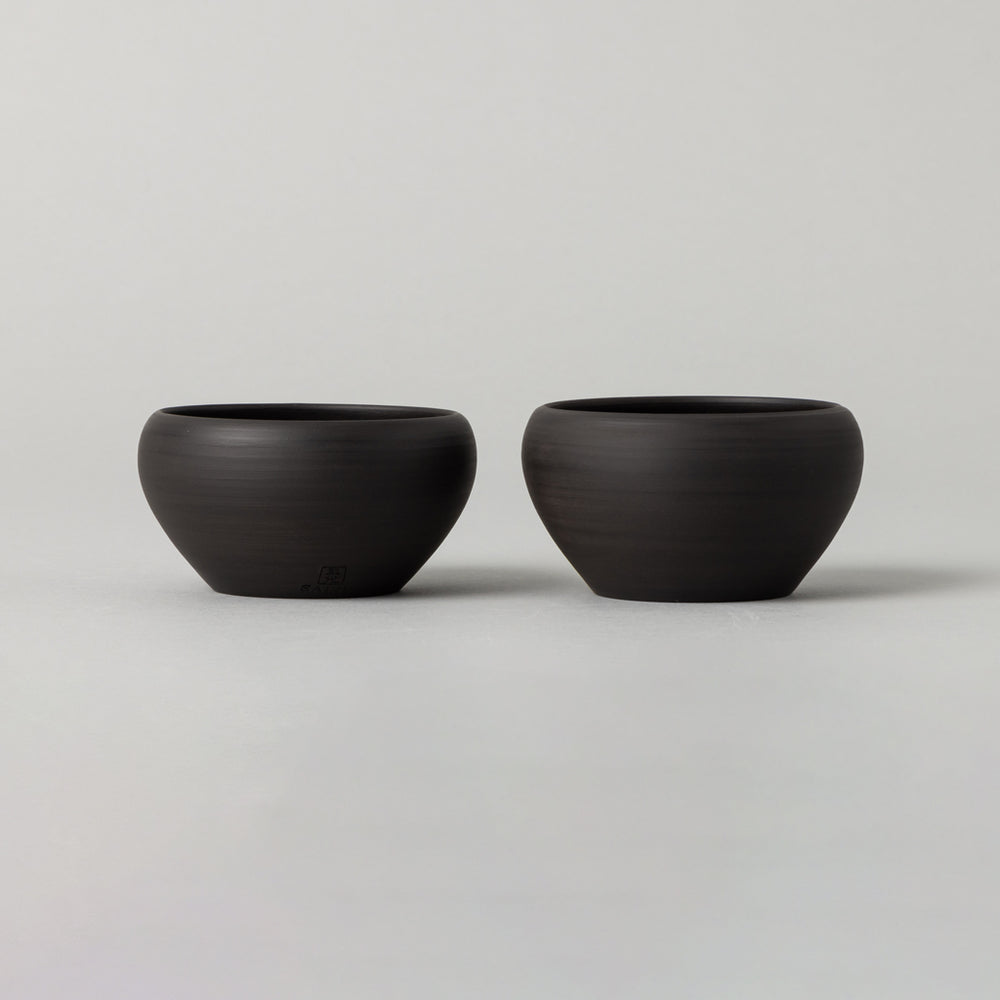 常滑焼 ぐい呑 3客 SALIU 凌 RYO 常滑焼 急須 湯呑み 黒 3点セット 箱入り – kuros