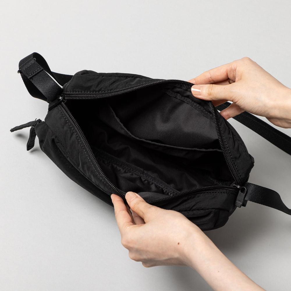 ふかふか塩縮ナイロン ショルダーバッグ 黒 – kuros.style ふかふか塩縮ナイロン ショルダーバッグ 黒 – kuros.style