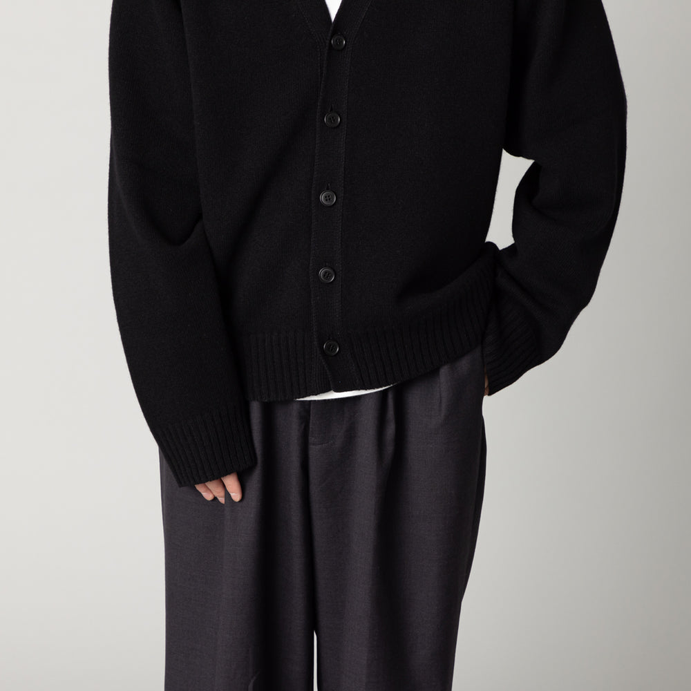 HEUGN 黒 Vネックカーディガン　カシミヤ HEUGN 黒 Vネックカーディガン カシミヤ HEUGN 黒 Vネックカーディガン