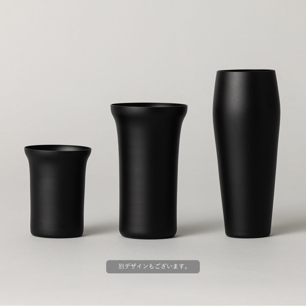 黒いワイヤーメッシュデザインのガラスボトルです。クールです 江戸切子 SAIHO 硝子工房彩鳳 Kuro 黒 M-8215 オールド 縦縞 伝統工芸