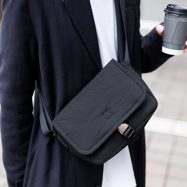 ブルーアーカイブ メッセンジャーバッグ 黒 韓国限定 HAH ARCHIVE（ハーアーカイブ）の「韓国ブランド HAH archive