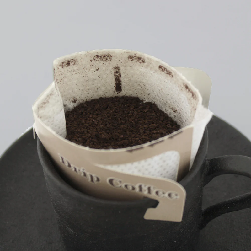 【プチギフト】 ドリップコーヒー(1袋)&ふんわり甘撚り刺繍ミニタオル(チャコールグレー)のプチギフト