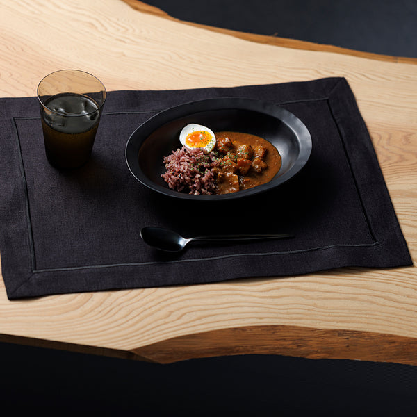 【Cavalier】サーバーマット / プレースマット 26cm LINEN&DECOR× kuros'別注品】SAVOY プレースマット 黒無地 – kuros.style