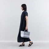 《フェア対象》【OJO DE MEX×kuros'別注】Plastico CAGO Tote Chico CROSS LINE シルバー×ホワイト S